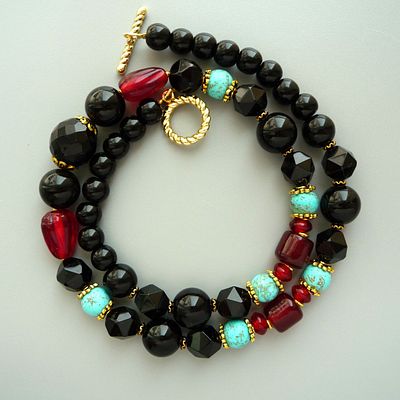 Бусы из стекла и натуральных камней "Яркий акцент".
Заметное и гармоничное по цвету украшение. . 