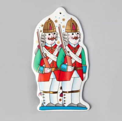 Солдатики. Елочная игрушка.
Цветкова Л. Ю. 
Твердый фарфор, ИФЗ. 
12,3х7 см