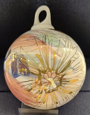 Шар. Елочная игрушка.
Чапургина Т. Авторская работа. 
Твердый фарфор, ручная роспись. ИФЗ.