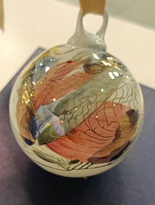 Шар. Елочная игрушка.
Чапургина Т. Авторская работа. 
Твердый фарфор, ручная роспись. ИФЗ.