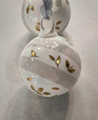 Шар. Елочная игрушка.
Юсова З. Авторская работа 
Твердый фарфор, ручная роспись. ИФЗ. 
Диаметр 8 см