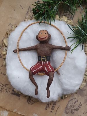 Реплика советской ватной игрушки "Обезьяна на обруче".
Выполнена в ретро стиле, по старинной 