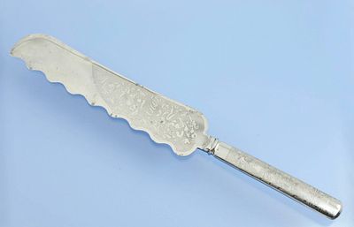 Старинный хлебный нож Златоуст XIX в
Нож для хлеба Изготовлен в Златоусте, Россия, в конце XIX 