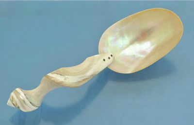 Большая сервировочная ЛОЖКА перламутр Италия. Большая сервировочная ложка, вырезанная из морской 