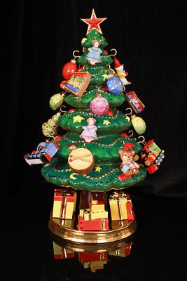 НОВОГОДНЯЯ ФАРФОРОВАЯ ЁЛКА с 24 сьемными игрушками.
Ручная авторская работа.
Ручная формовка 