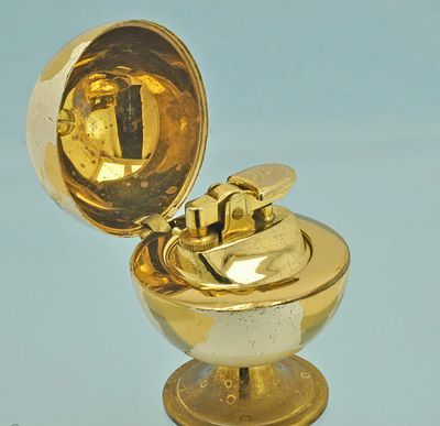 Необычная настольная зажигалка в виде глобуса Изготовлена в Германии в 80х годах ХХ века 