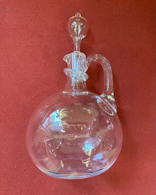 Винтажный графин из тяжёлого стекла с родной выдувной пробкой. 
Высота 26 см, обьем 1 литра