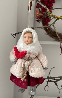 Ватная игрушка ручной работы &laquo;Девочка с петушком&raquo;
Состоит из крашеной ваты, проволоки и крахмала. 