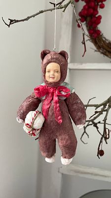 Ватная игрушка ручной работы &laquo;Медвежонок с подарком&raquo;
Состоит из крашеной ваты, проволоки и крахмала.