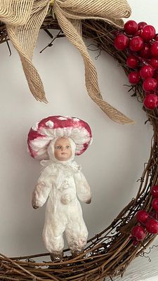 Ватная игрушка ручной работы &laquo;Мухомор&raquo;
Состоит из крашеной ваты, проволоки и крахмала. Высота 