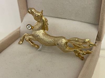 Чудесный подарок
США
Символ Нового года
Винтаж
Брошь - Лошадка. Матовое золото 
Очень красивая 