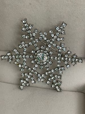 Прекрасный подарок.
Европа
Винтаж
Брошь - снежинка. Сияющие стразы, 
Отличное состояние 
Размер 