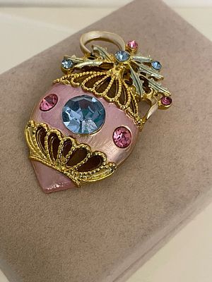 Прекрасный подарок на Новый год
США
Крупная, винтажная брошь
Новогодняя игрушка. Яркая, нарядная 