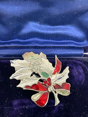 Прекрасный подарок на Новый год!
Винтаж
Америка. Элегантная брошь, новогодний лист 
Стразы 