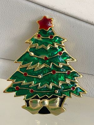 Прекрасный подарок на Новый год!
Винтаж
Америка. Элегантная брошь, новогодняя елка. 
Стразы 