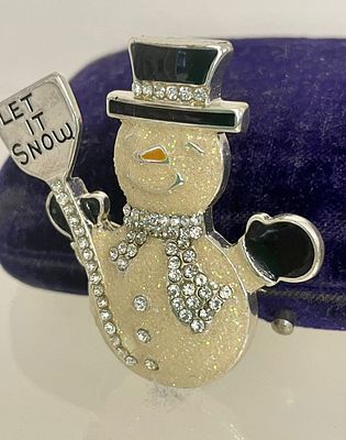 Прекрасный подарок на Новый год
США
Винтаж. Брошь &laquo;Пусть идет снег&raquo; 
Очень нарядный, добрый 