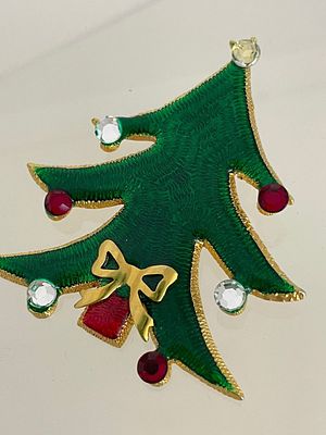 Прекрасный подарок на Новый год
США
Винтажная брошь Рождественская елка
Яркая, элегантная 
