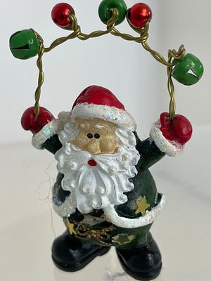 Прекрасный подарок на Новый год
США
Винтаж
Очень редкая брошь, &laquo;Летящий Санта&raquo;. Керамика 