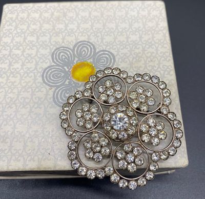 Винтажная советская серебряная брошь ХЮЗ &laquo;Снежинка&raquo;. Серебро 875, ювелирное стекло. 
. Винтажная 