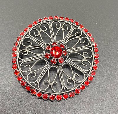 Винтажная серебряная брошь ХЮЗ 1970-е. Серебро 875, цветное ювелирное стекло. D-5 см.
. Винтажная 