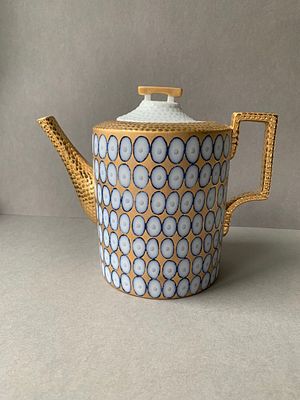 Вера Бакастова.
Чайник из сервиза &laquo;Art-DECO” 2021 . Ручная роспись.
Фарфор, бисквит, роспись 