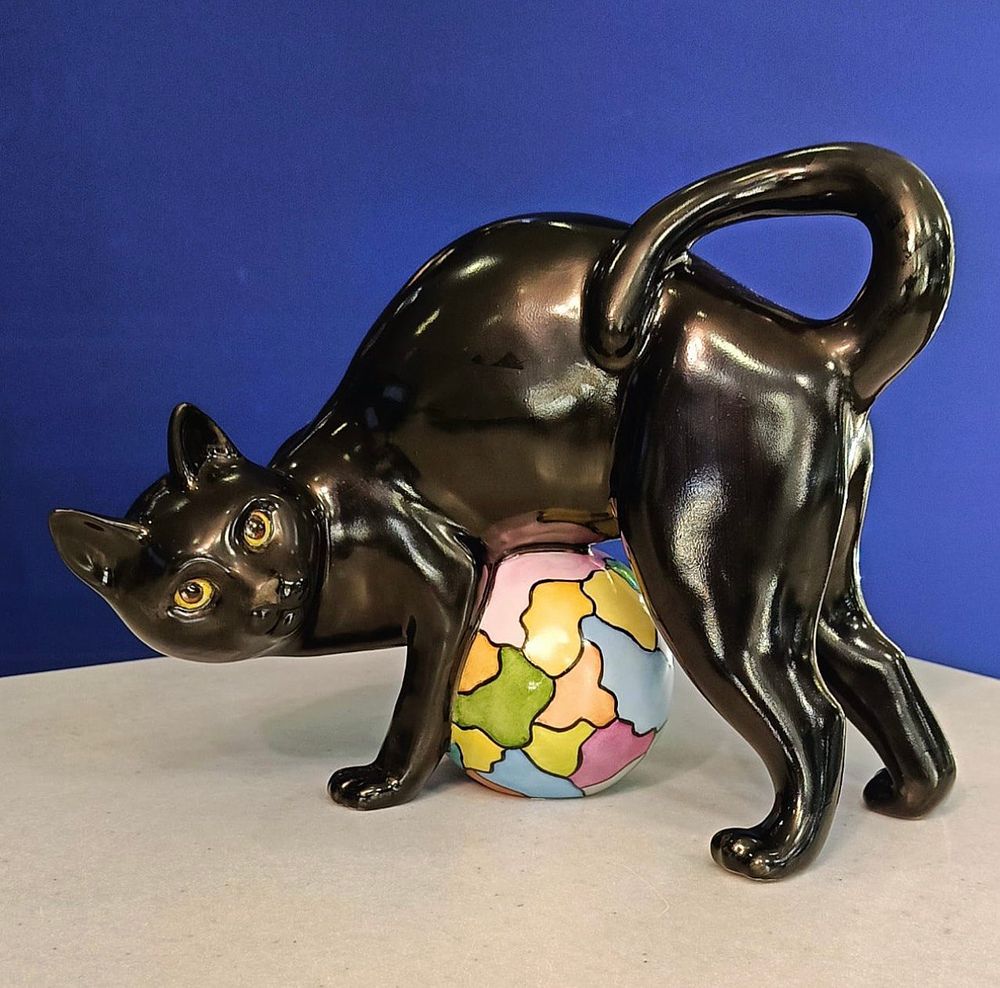 Авторская Скульптура! Единственный экземпляр!
М. Никольская. Мироша. Кошка с клубком. 2019. Фарф 