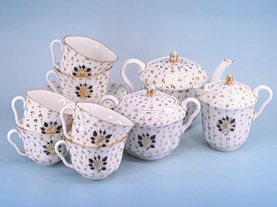 Чайный сервиз Лотос 15 предметов ЛФЗ
Изящный чайный сервиз на 6 персон, ручная роспись 
