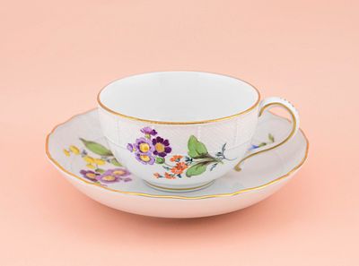 Чашка и блюдце цветы фарфор роспись Meissen. Изящная пара: чашка и блюдце известного 