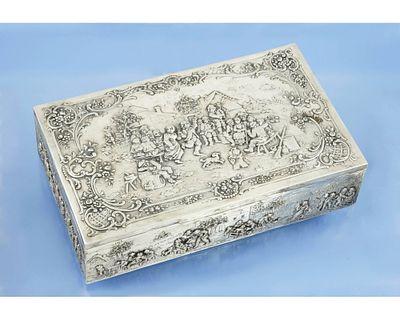 ШКАТУЛКА серебро 800 пробы Германия. Большая серебряная шкатулка, украшенная рельефными сценками 