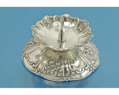 ПОДСВЕЧНИК серебро 800 пробы Германия. Серебряный подсвечник украшенный рельефными рокалиями и 