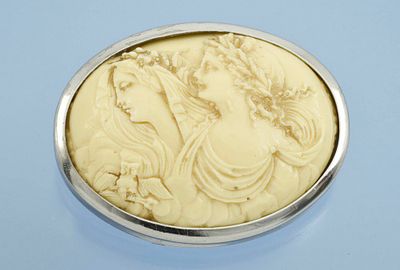 Брошь-кулон "Девушки". галалит винтаж.Размер 36х46 мм. Винтажная брошь-кулон с рельефным 