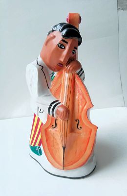 Тарасюк Иван. Контрабасист. Фарфор, надглазурная роспись. Высота-24.5 м.