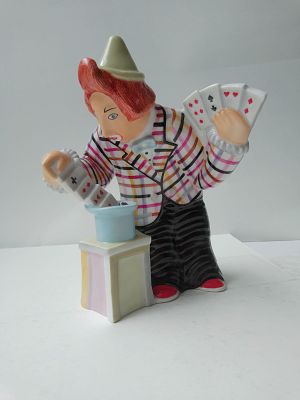 Тарасюк Иван Иванович (род. 1957). Клоун с картами. 2016г., фарфор, надглазурная роспись. 