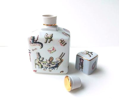 Тарасюк Иван Иванович - Тарасюк Иван. Штоф "алиса". 2014 год, фарфор, полихромное декорирование 