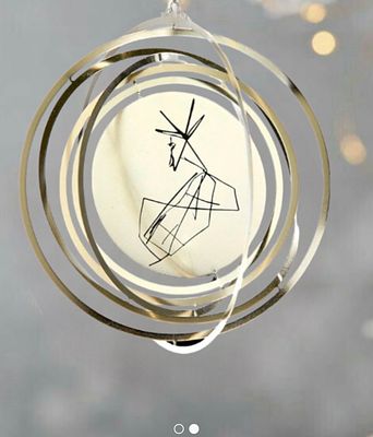 Новогодний шар с изображением графической работы Анатолия Зверева "отдыхающая антилопа". В 