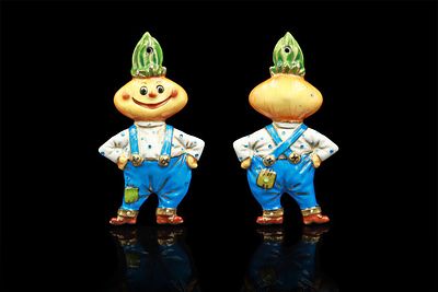 Ёлочная игрушка "Чиполлино"
Фарфор, ручная надглазурная живопись, глянцевое золото 
Размер- 6,5 