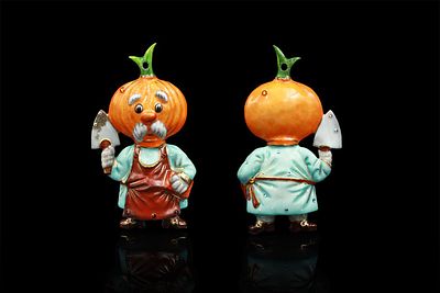 Ёлочная игрушка "Кум Тыква"
Фарфор, ручная надглазурная живопись, глянцевое золото 
Размер- 6,5 