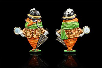 Ёлочная игрушка "Детектив Морковь"
Фарфор, ручная надглазурная живопись, глянцевое золото 