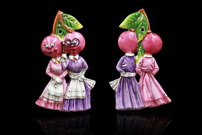 Ёлочная игрушка "Графини Вишни"
Фарфор, ручная надглазурная живопись, глянцевое золото 
Размер- 