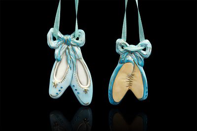 Ёлочная игрушка &laquo;Пуанта&raquo;
Фарфор, ручная надглазурная живопись, глянцевое золото 
Размер- 5,5х10 