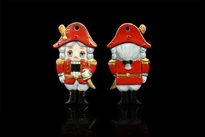 Ёлочная игрушка &laquo;Щелкунчик игрушка&raquo;
Фарфор, ручная надглазурная живопись, глянцевое золото 