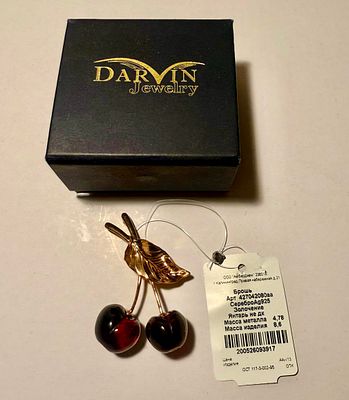 Брошь. 
Серебро с позолотой, янтарь. Цвет темно-бордовый. Новая.