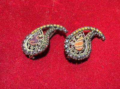 Две броши Etro. Новые. Пейсли. Стразы цветов бордо и горчица. Центральные стразы обтянуты 