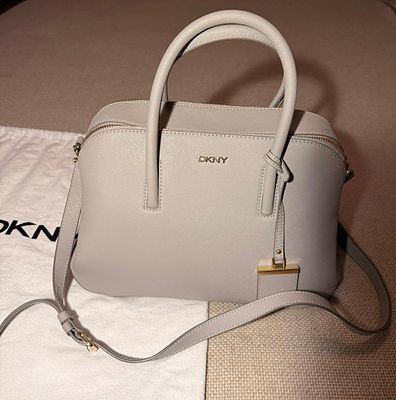 Сумка DKNY. 
Сафьяновая кожа. Светло-серая. 2 отделения. Размер 33*23*13. 
Новая.