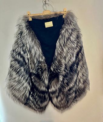 Роскошные манто Braschi из меха чернобородый лисы с подкладом из шелковой брендовой ткани. 