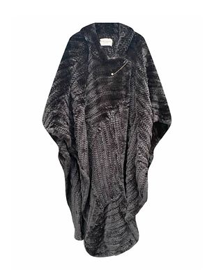 SAINT LAURENT
Винтажное, вязанное из меха пончо из линии Rive Gauche. В переводе с французского 