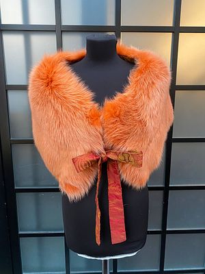 Роскошные манто персикового цвета из крашеного меха лисы с подкладом из шелковой парчи. Манто 