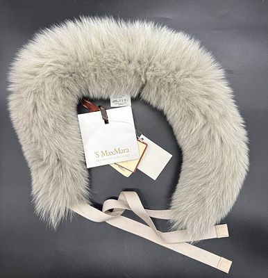MAX MARA. Воротник из натурального меха песца на завязках. меховая часть - 69 см 
завязки - 40 см