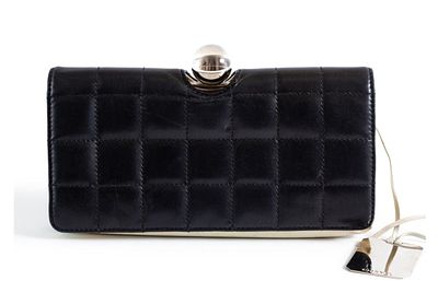 CHANEL. Кожанный клатч . Кожаный черный клатч CHANEL из мягкой телячьей кожи с застежкой в виде 