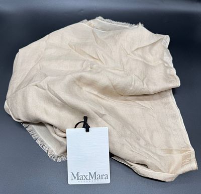 Max Mara. Бежевый шарф из 100% нежнейшего шелка. 193см-67см 
100% шелк 
Удивительно мягкий на 